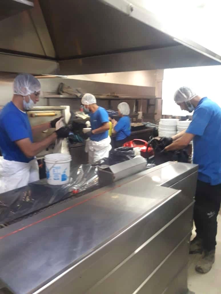 Personal de ECOCINAS trabajando sobre equipos de una cocina gastronómica
