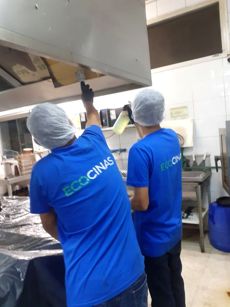 Integrante del equipo ECOCINAS realizando tareas en una campana de extracción
