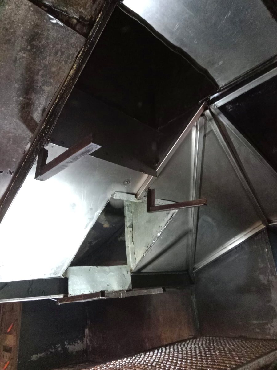 Detalle interno de un sistema de extracción que requiere evaluación y limpieza